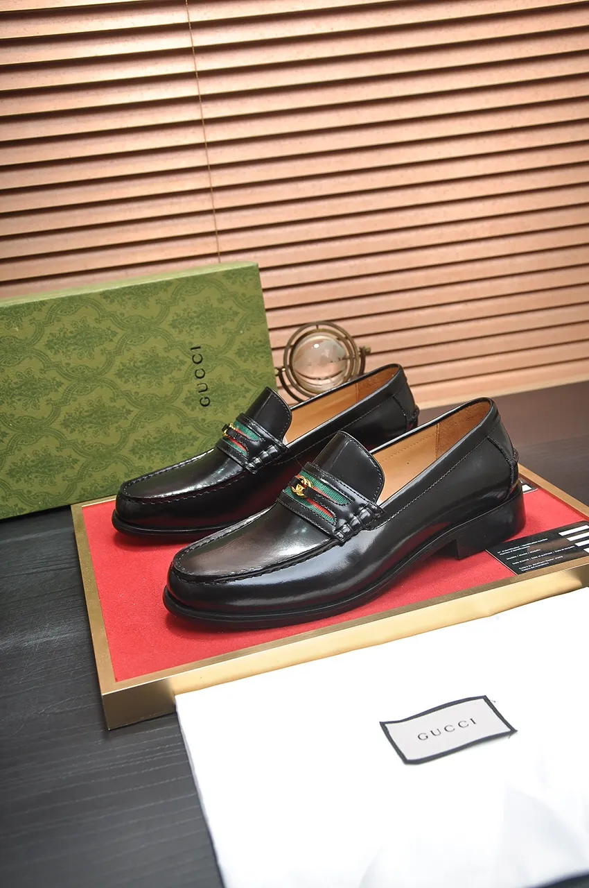 Men's shoes💰580💶Italy's top luxury men's shoe giant (GUCCI) (Gucci) (full cowhide lining) new arrival🍃Original European style🔰 Pleasant to the eye😍In order to make the shoes more durable and non-deformable🌀The production continues to follow traditional methods but there is still no lack of innovation💪Choose original sheepskin for the leather♻️ Smooth and natural And extra bright ⭐Made of imported cowhide, the first choice of rich people 38-45 (45 customized)